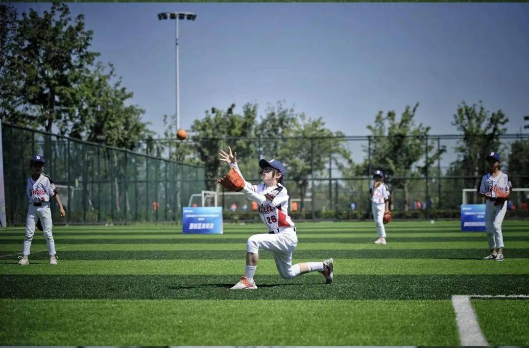 少年!北京市西城区举办首届中小学生棒垒球比赛