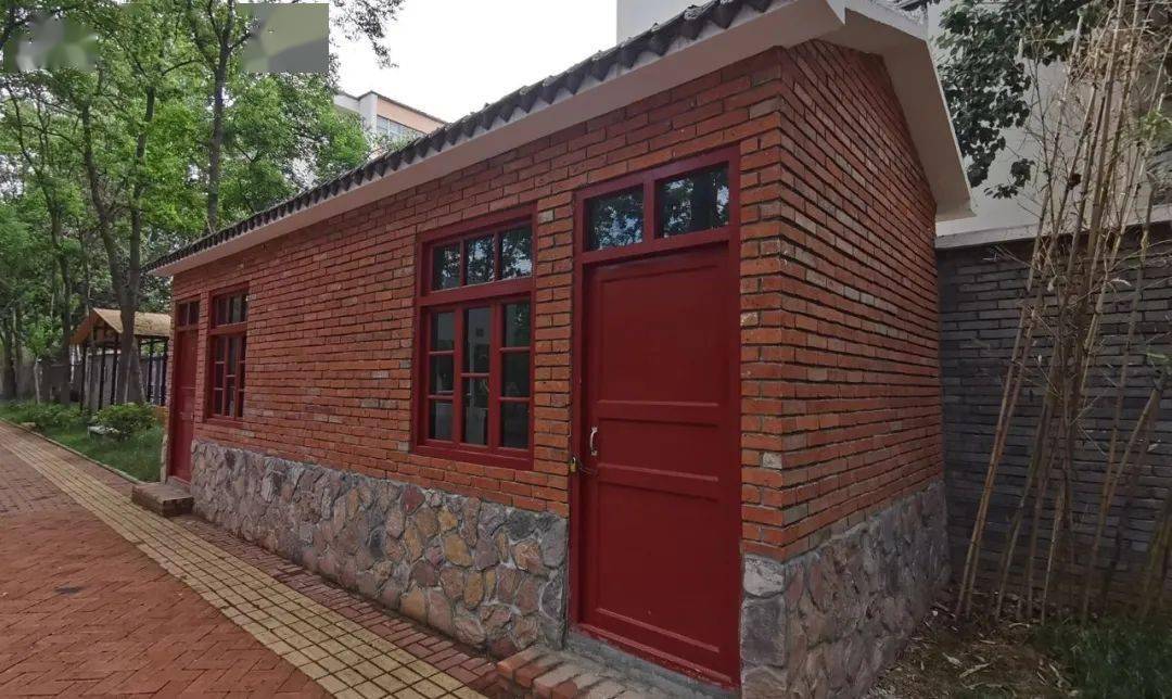 思路来源于1977年恢复高考制度,建筑风格为当时最常见的"红砖房"