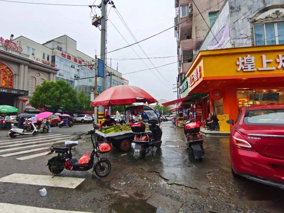 6月22日,灵溪镇康乐路与车站大道交叉路口附近存在流动摊贩现象,影响