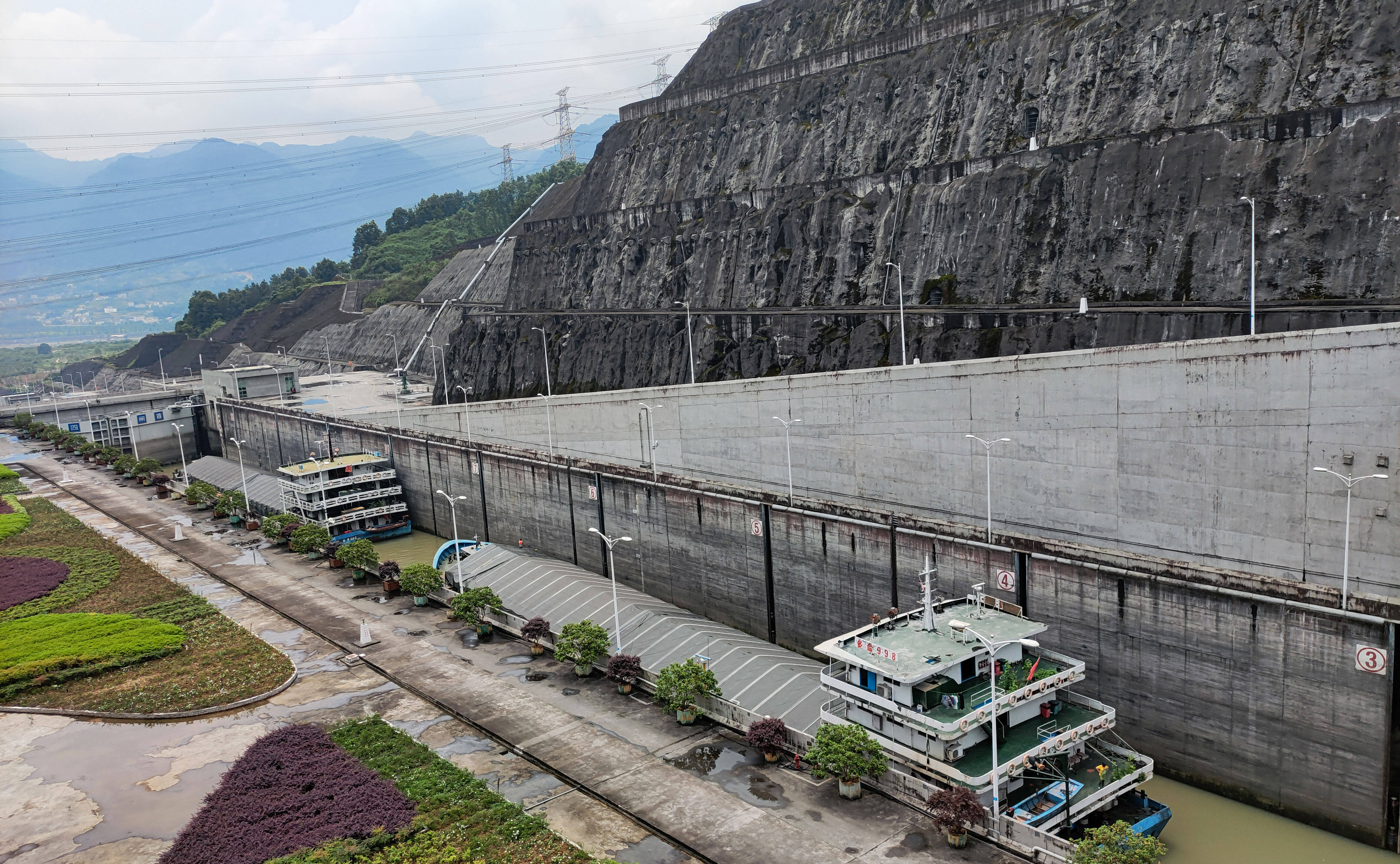 五座由三峡集团负责建设,分别为三峡工程,向家坝水电站,溪洛渡水电站