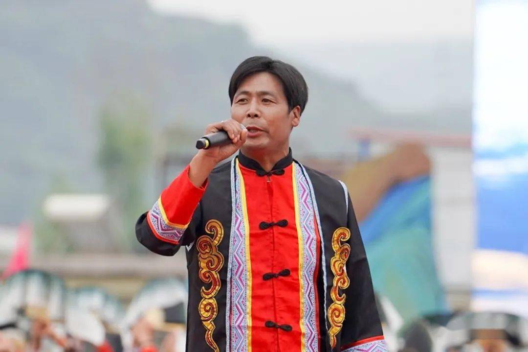 二郎山花儿会最为热闹 参加人数多,内容丰富多彩 歌潮花海,车水马龙