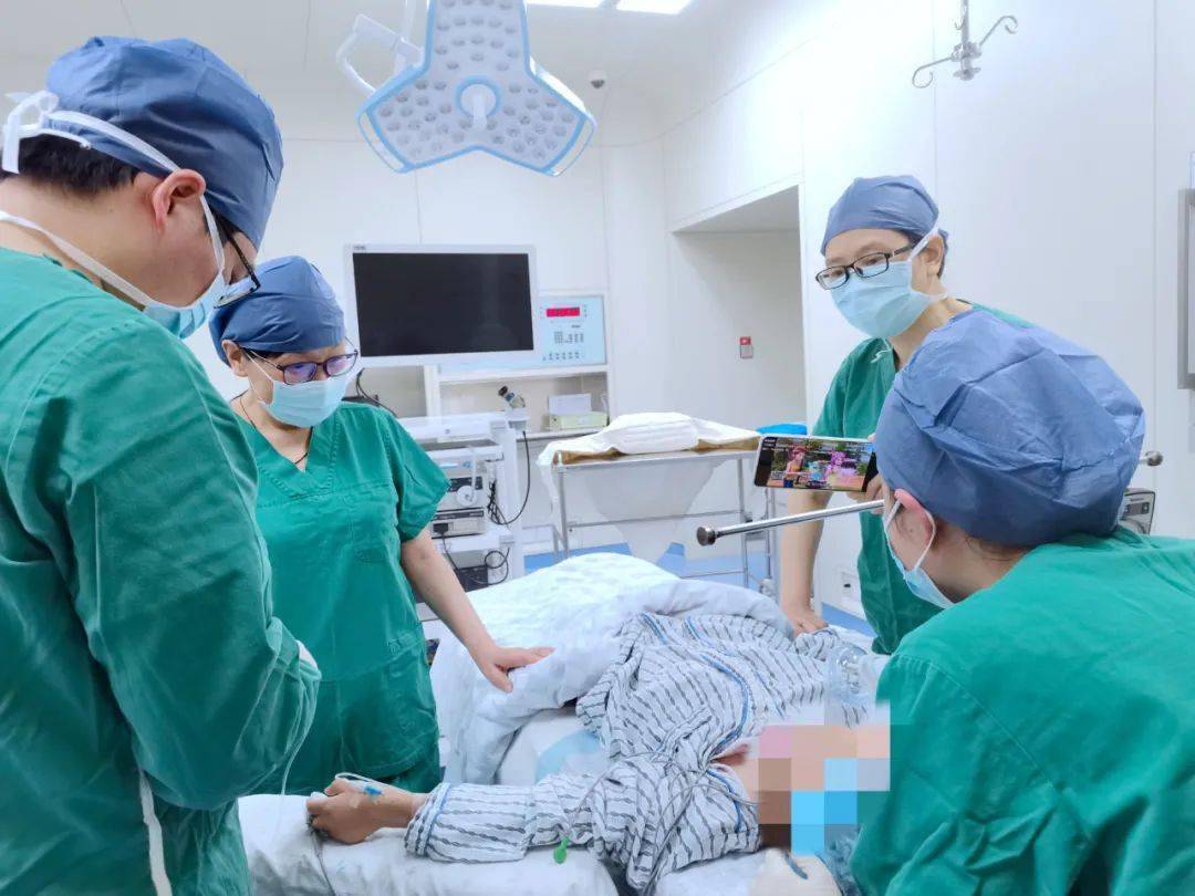 8岁女童卵巢囊肿单孔腹腔镜手术解难题