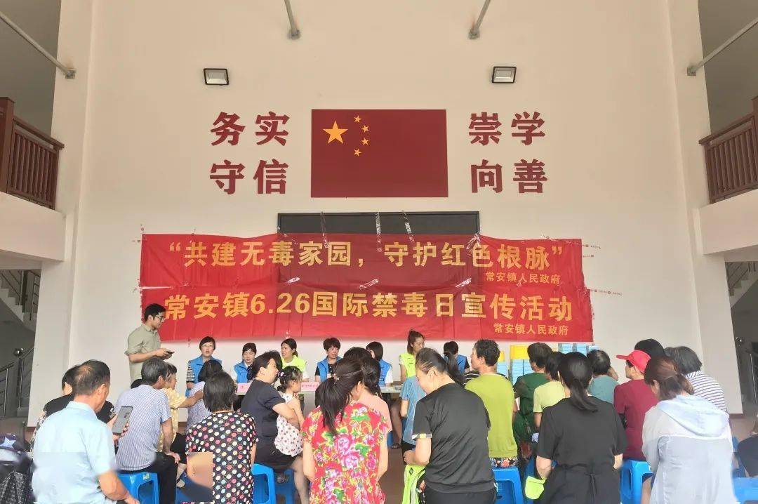 活动现场,横幅高挂,各式各样的宣传资料和琳琅满目的宣传小礼品摆满了