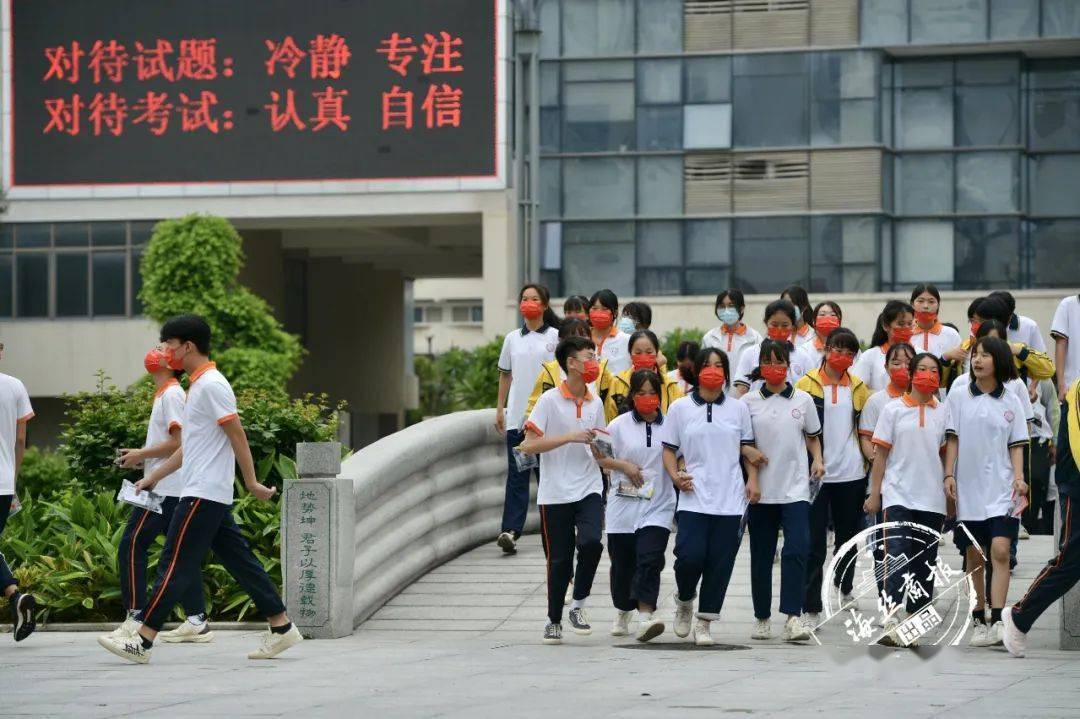 在进考场通道排成一排 为考生鼓气助威 柳南中学则为考生准备了红色