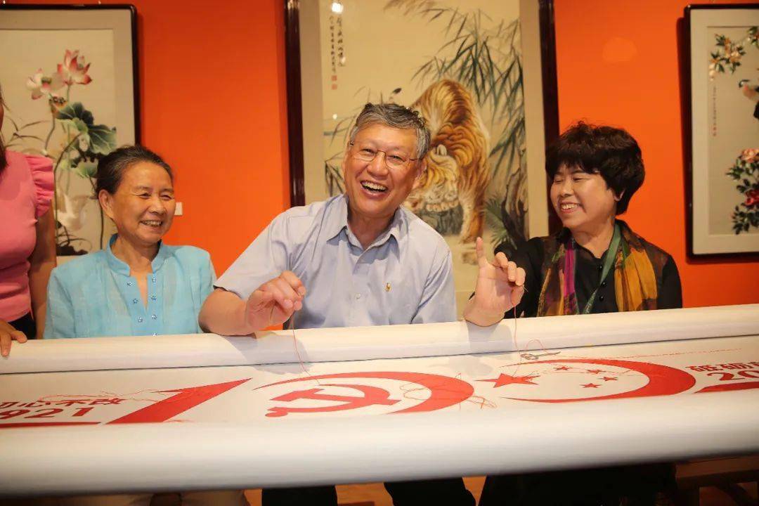 匠星闪耀同心向党柳建新刘雅湘绣作品展在北京开幕