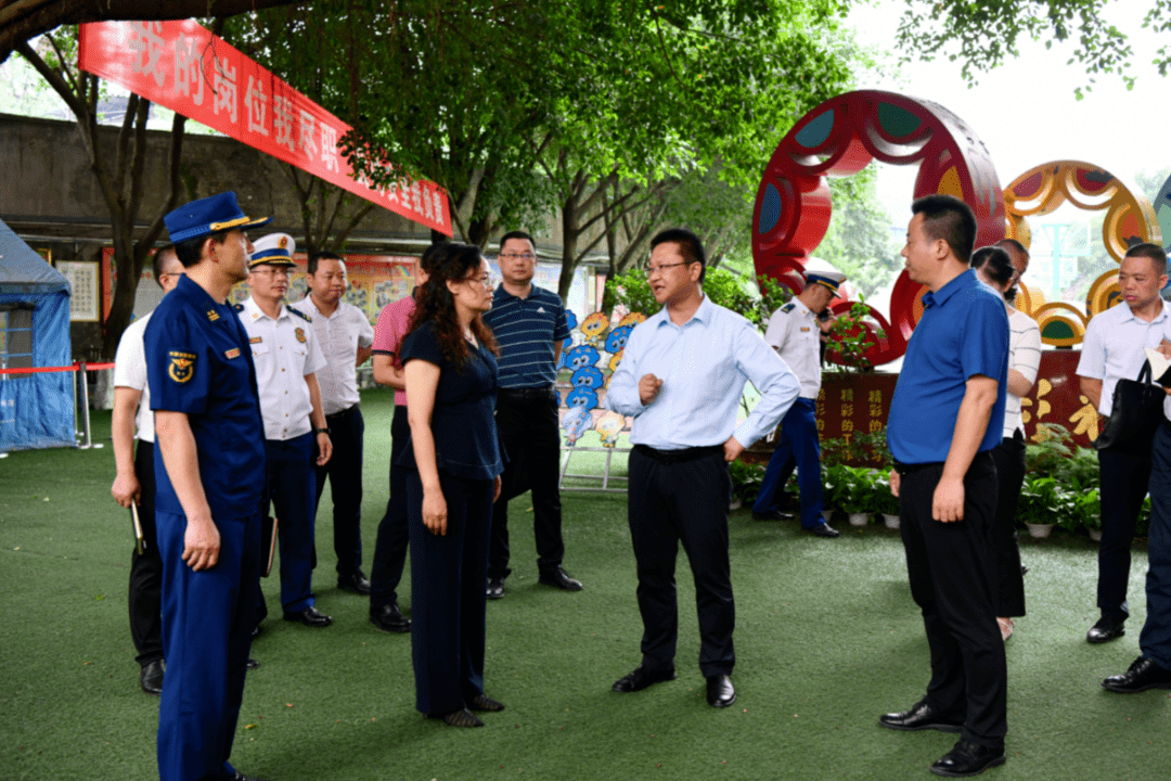 6月24日,区委副书记,区长罗成前往陵园小学,实地检查校园安全工作.