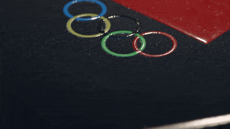 每当五星红旗高高升起, 全场奏响国歌, 中国队奥运健儿们身穿领奖服