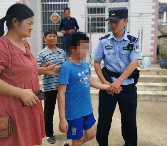 含山一名聋哑男孩出来溜达迷了路,多亏民警暖心帮助