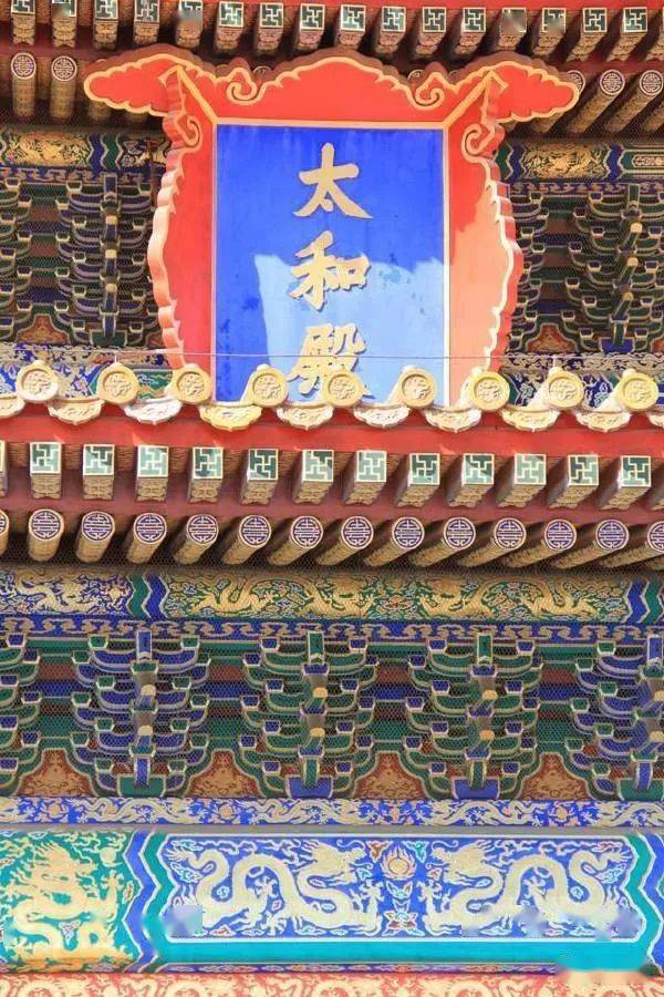 故宫(明清斗拱)自明代开始,柱头间使用大,小额枋和随梁枋,斗拱的尺度
