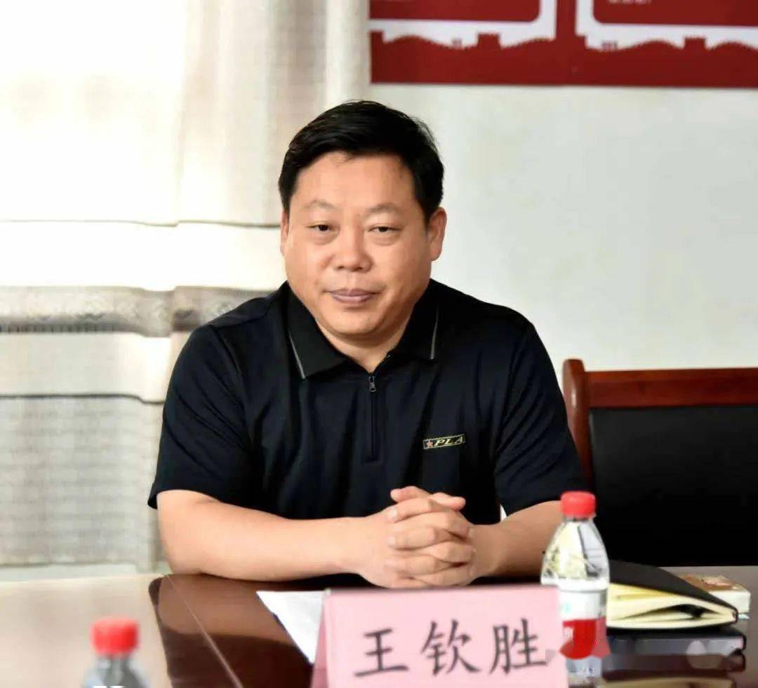 在孙召镇大马庄村,王钦胜与老党员亲切交谈,仔细询