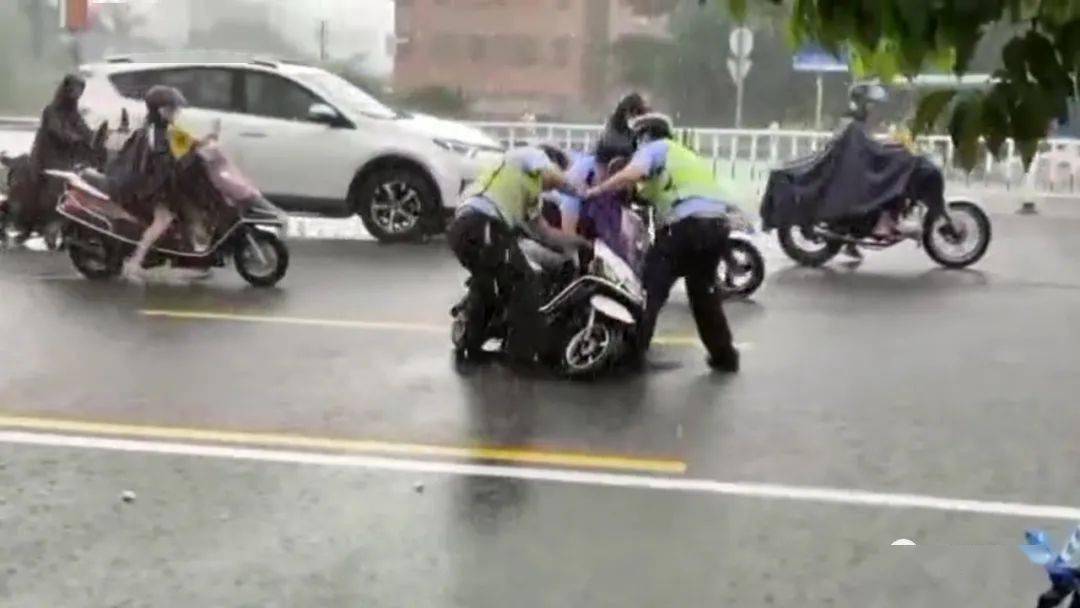 天雨路滑 摩托车不慎摔倒 民警及时将其扶起