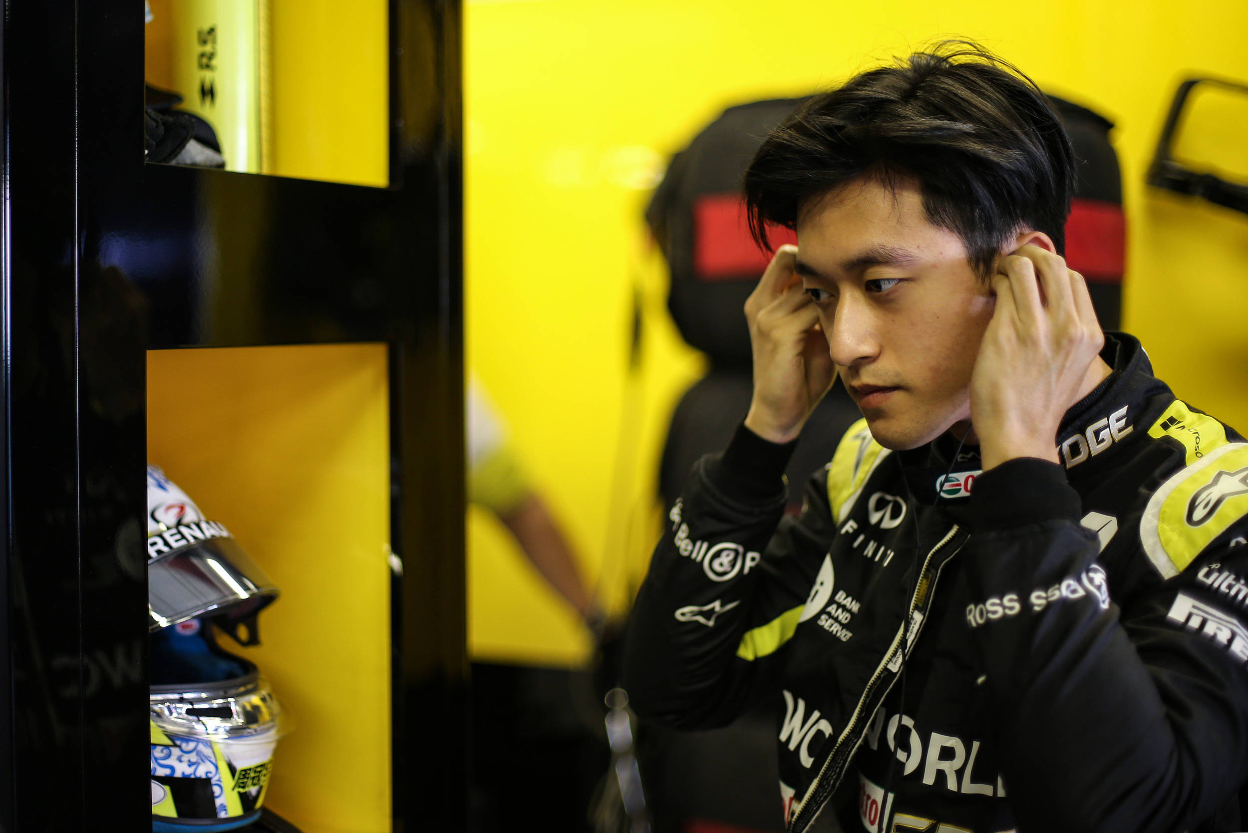 驾驶阿隆索的赛车,中国22岁车手周冠宇将参加f1练习赛