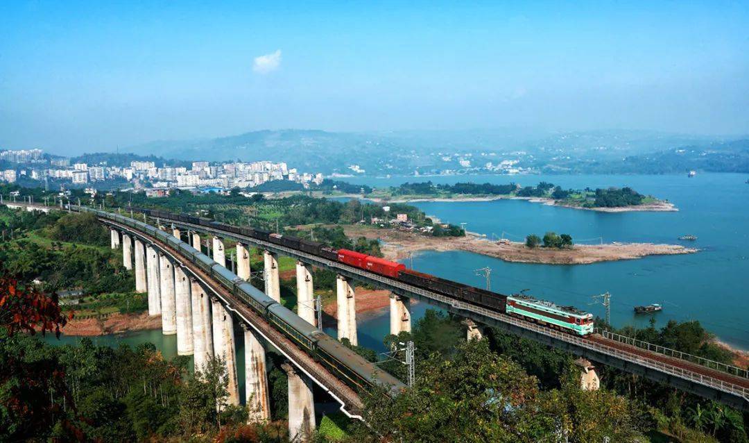 渝怀铁路涪陵石沱段加快建设重庆铁路次枢纽,打开涪陵建设成渝地区