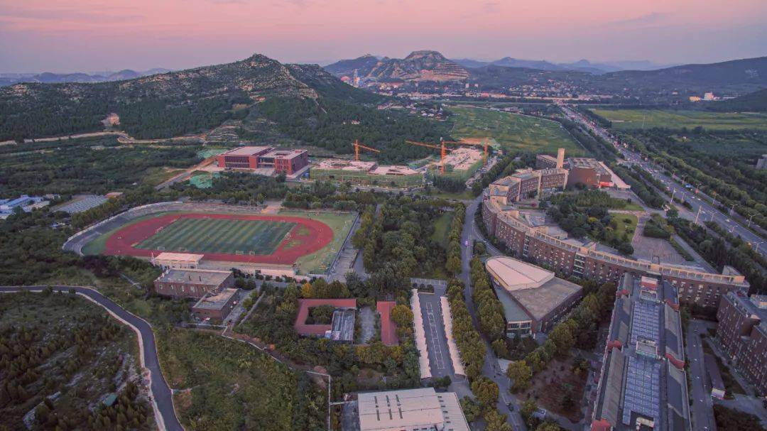 山东工艺美术学院位于山东省济南市,始建于1973年,建有千佛山和长清两