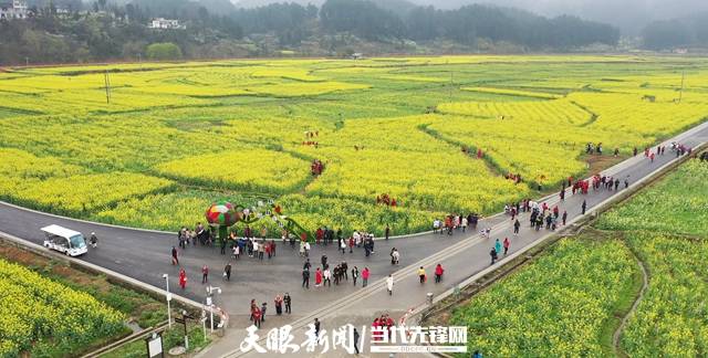 金海雪山景区今年提质升级后,各地游客纷至沓来. 张韦 摄