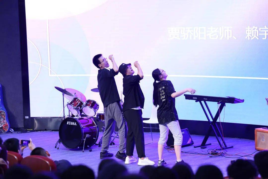 贾骄阳老师和赖宇涵,付舒逸同学为大家带来舞蹈《run away》,展现了