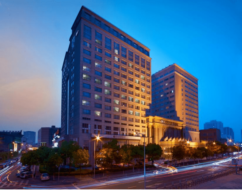 0 3 宁波港城华邑酒店 坐落于北仑商业中心的核心地段,背倚全球知名