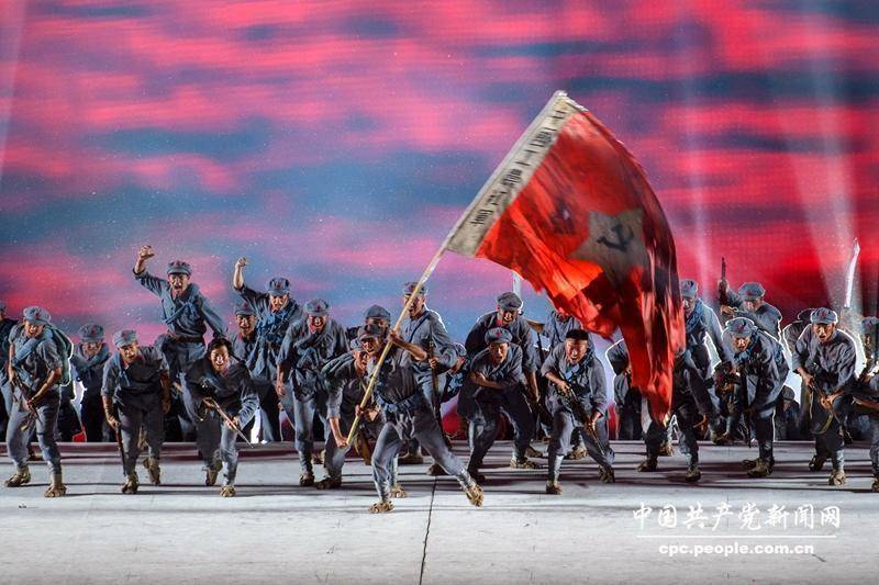 戏剧与舞蹈《长征》再现红军长征的伟大壮举.人民网记者 翁奇羽摄