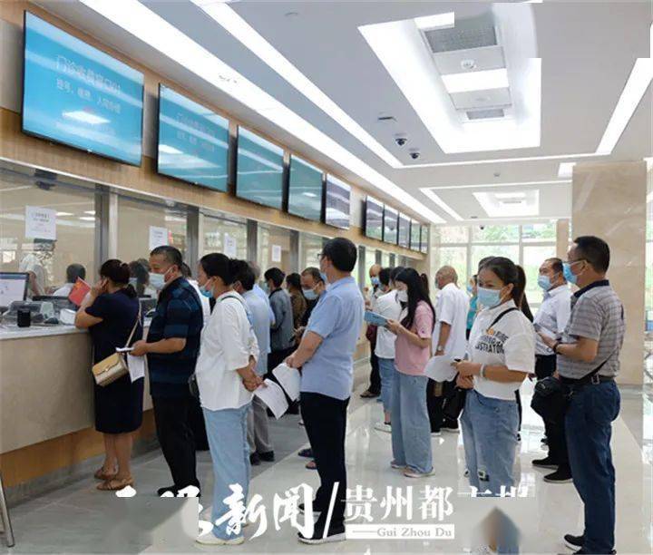 贵安医院的收费窗口,患者排队缴费
