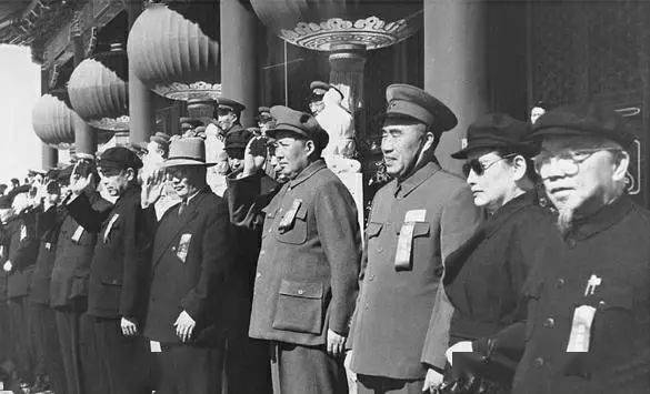 1949年10月1日,宋庆龄参加开国大典,与毛泽东,朱德等国家领导人一同站