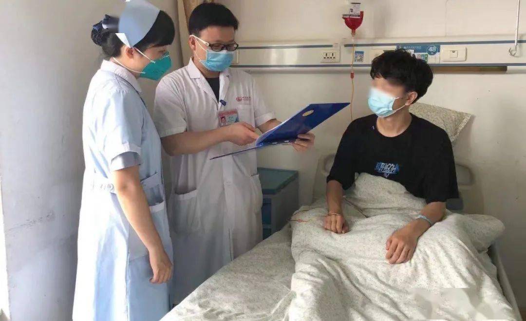 睡前饮酒助眠,年轻男子竟把自己喝到吐血!