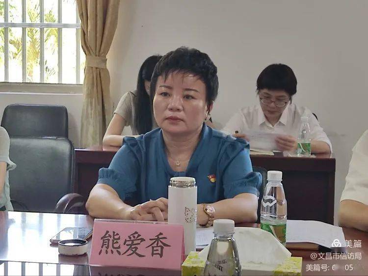文昌市委常委市纪委书记市监委主任熊爱香到市人民接访室接待来访群众