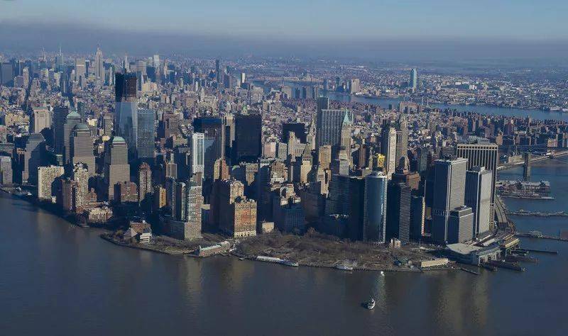 1909年的曼哈顿大桥 据2013年的人口普查数字,纽约五个区的居民人口已