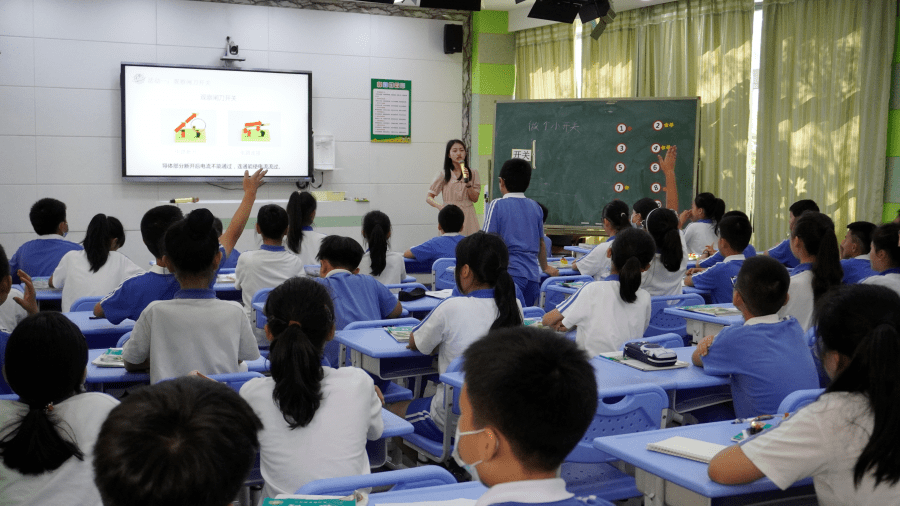 深圳市深圳中学龙岗小学:_课堂