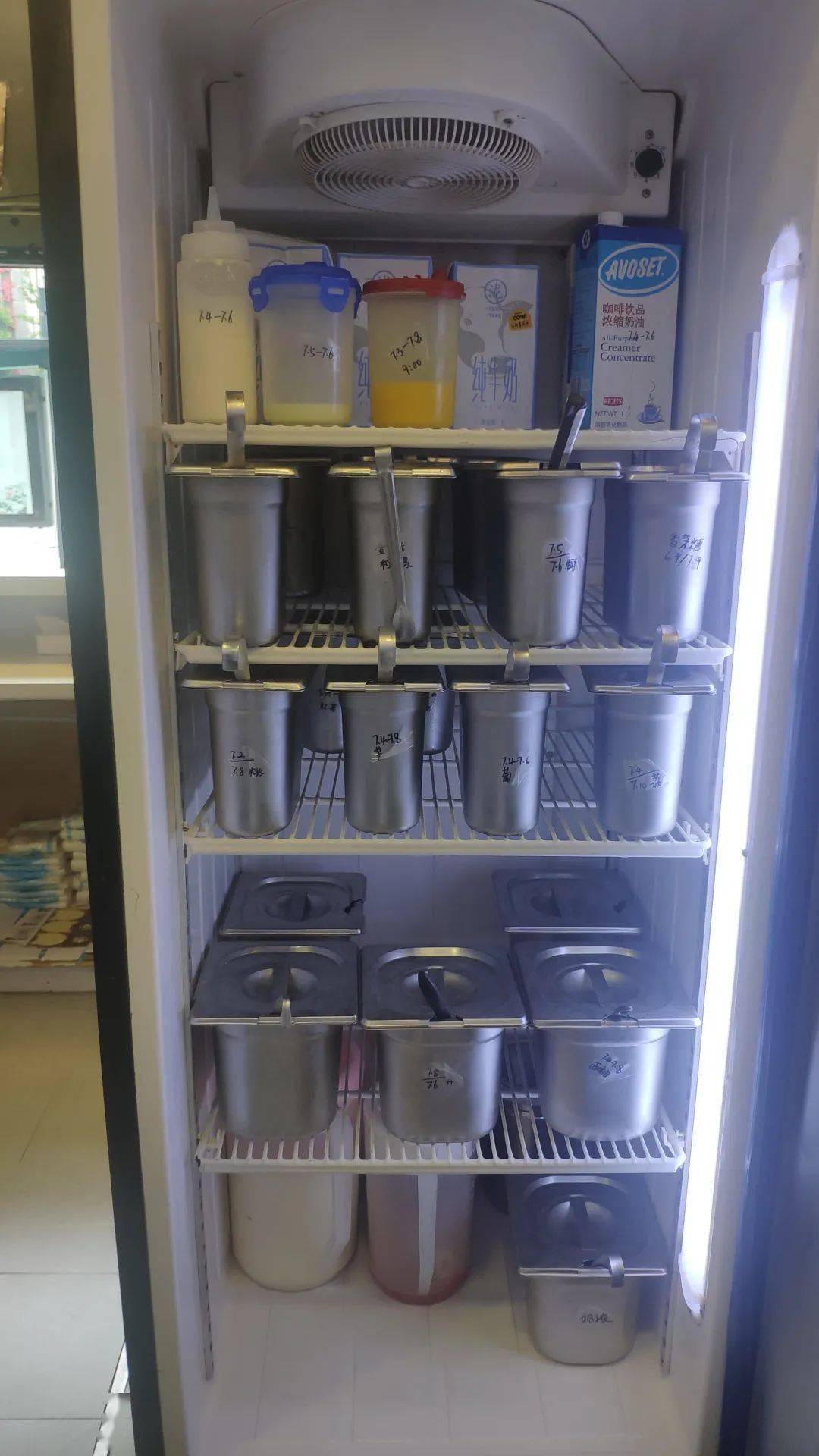 冰箱内食材分类定位摆放,标签规范