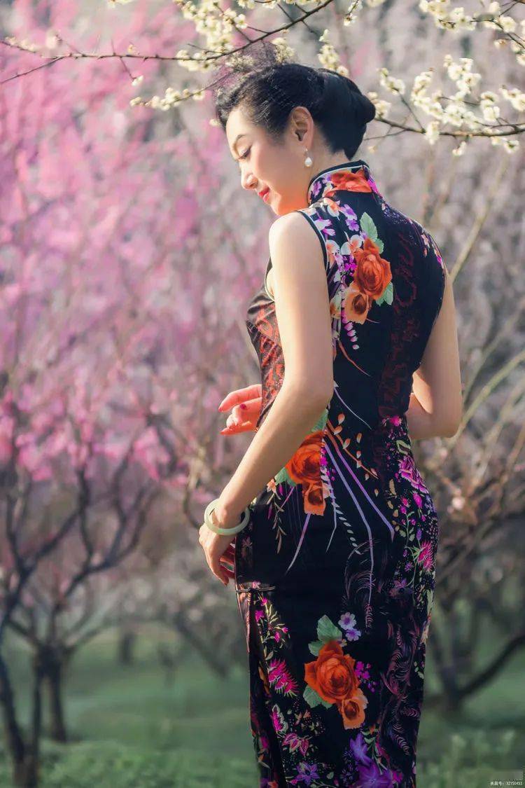 用镜头定格下来的中国女性独特的旗袍风情与魅力画面吧!