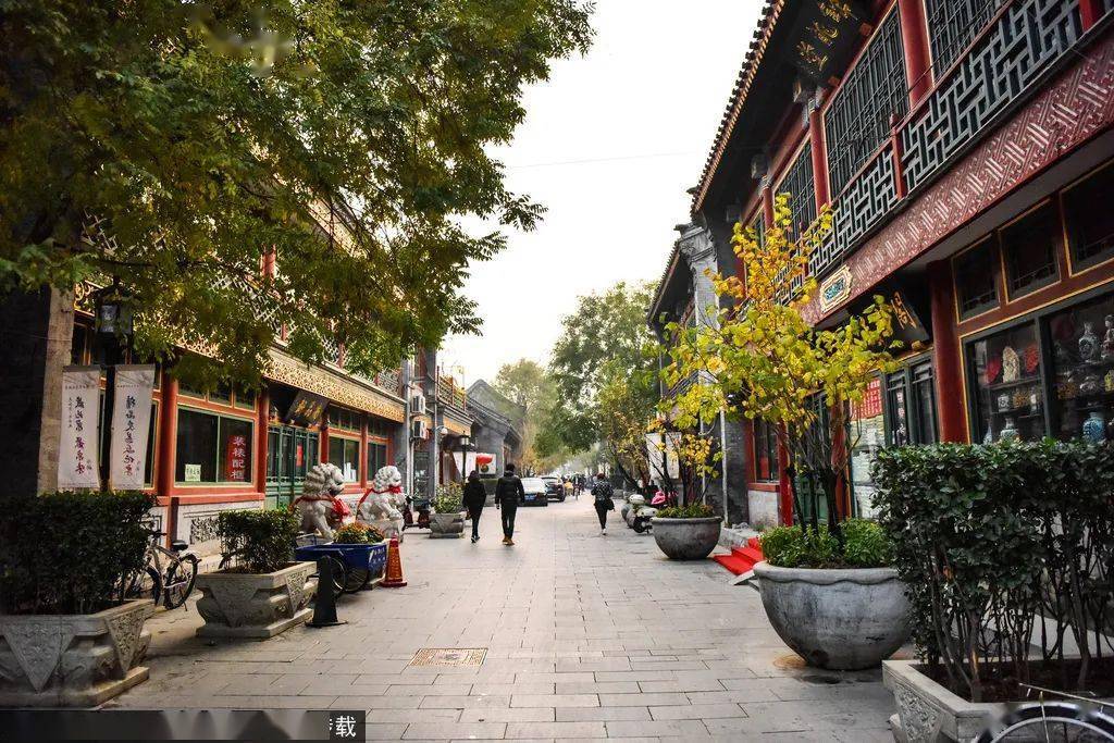 穿过杨梅竹斜街  经过一尺大街 就到了北京著名的 琉璃厂文化街 元明
