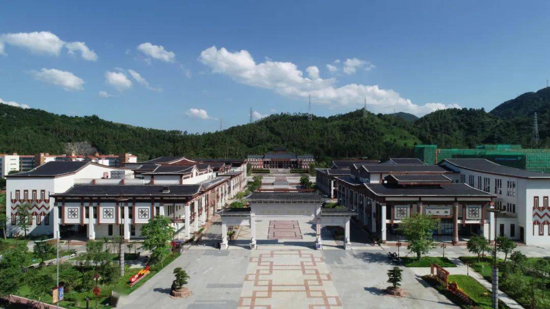 独具特色的世界过山瑶风情园.钟华 摄