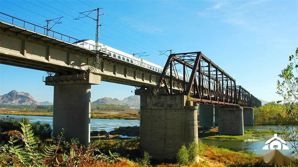 滦河第二座铁路大桥建成因不适合改建因为战争多次被破坏的滦河大桥在