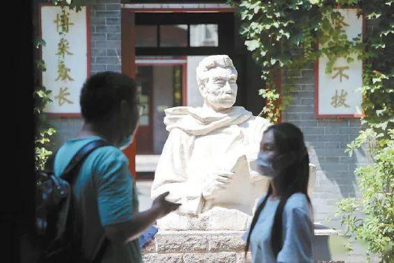 鲁迅中学一进院正中,矗立着鲁迅先生的雕像
