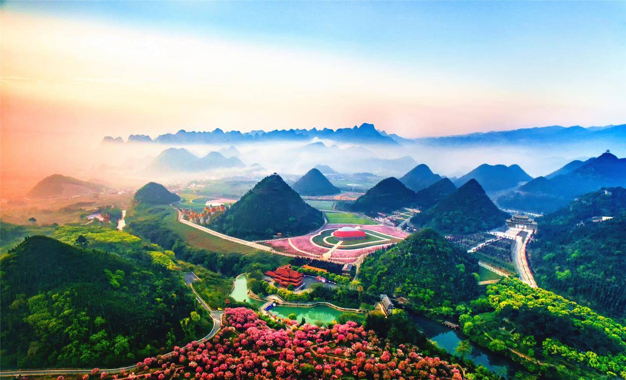 春天的时候还在景区里看了樱花,现在她办理了贵州醇景区的旅游年卡