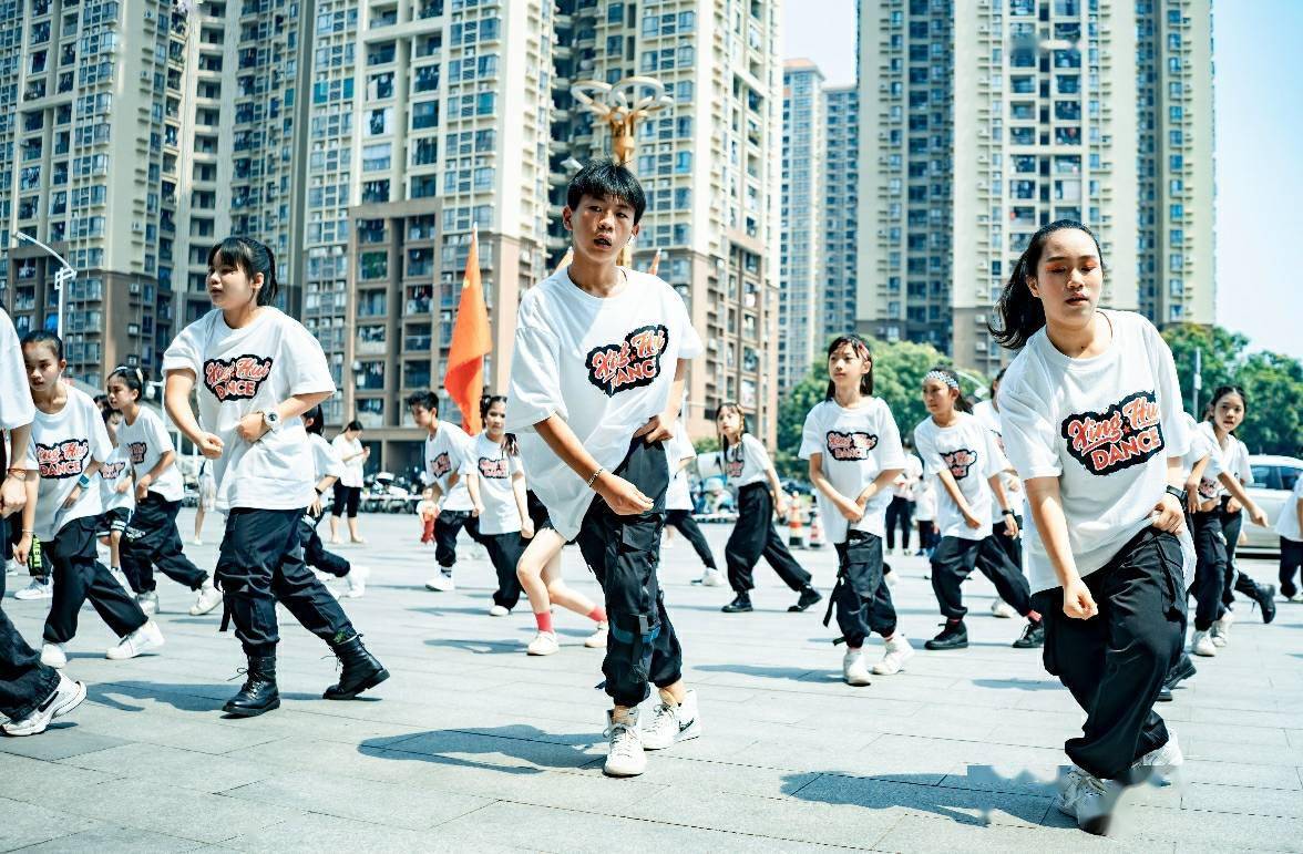 湾区青年用百场街舞快闪活动庆祝中国共产党成立100周年
