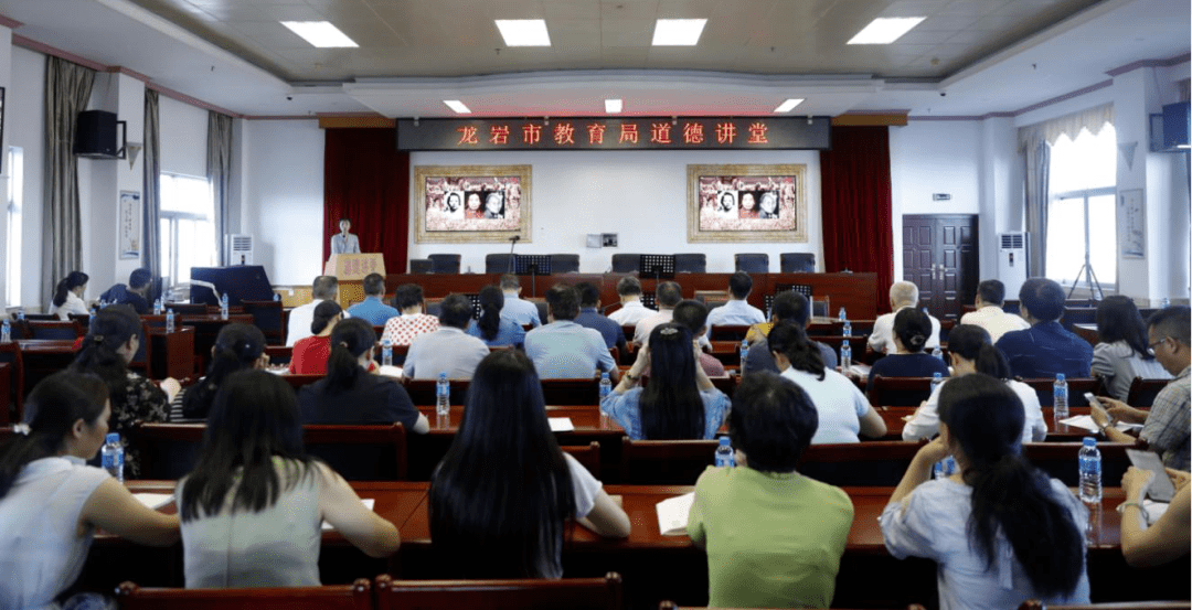 在道德讲堂第一环节,市委教育工委书记,市教育局党组书记,局长罗初辉