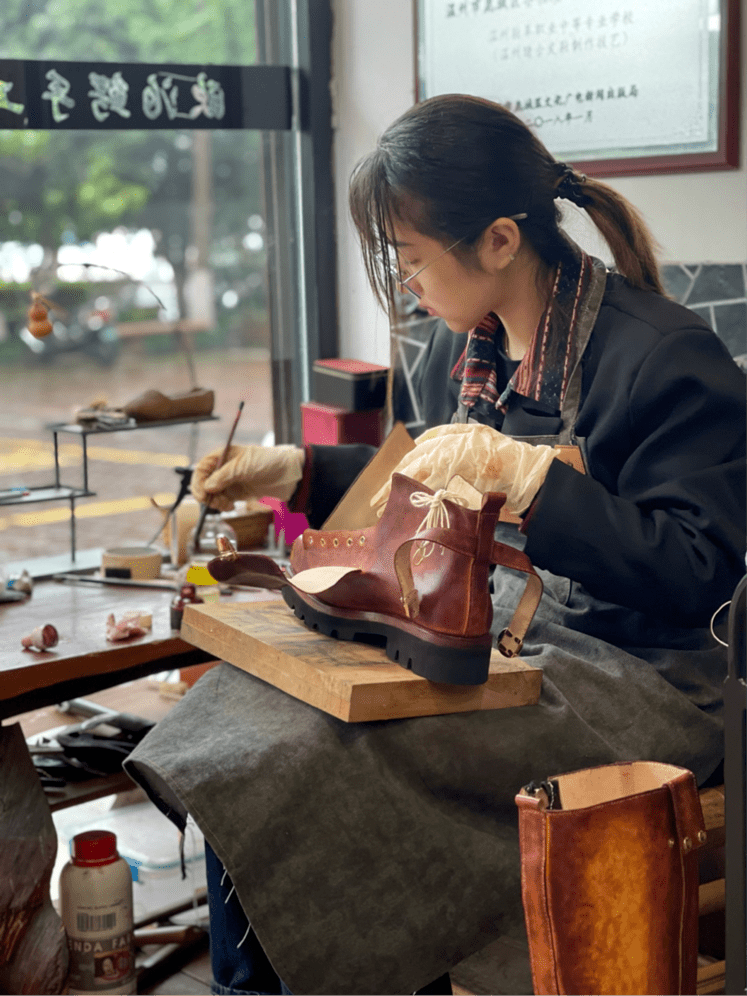 个人简介姓名:张蒙蒙背景:温州大学17级鞋履与饰品设计(服装与服饰