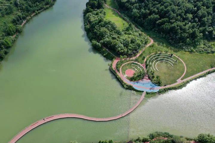 这是7月10日拍摄的贵阳市阅山湖公园(无人机照片).