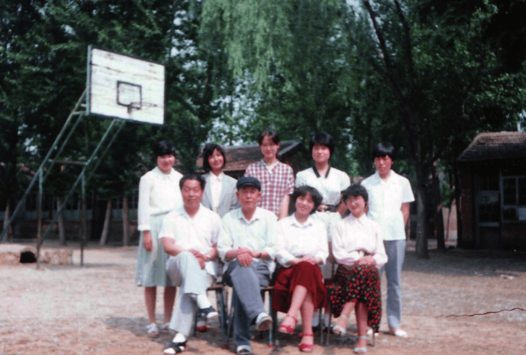90年代初,秦武姚中心小学教师在操场上合影(迁校前).