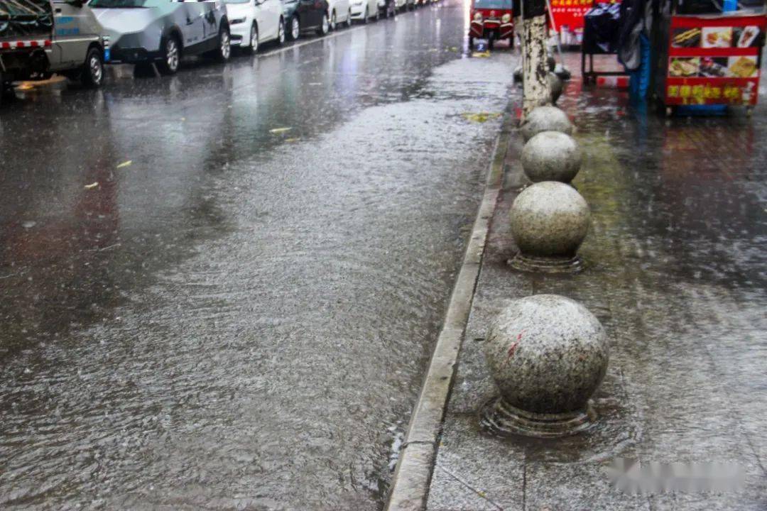 连夜暴雨盐亭人紧急扩散高速路口关闭下穿隧道积水山体滑坡还有这些