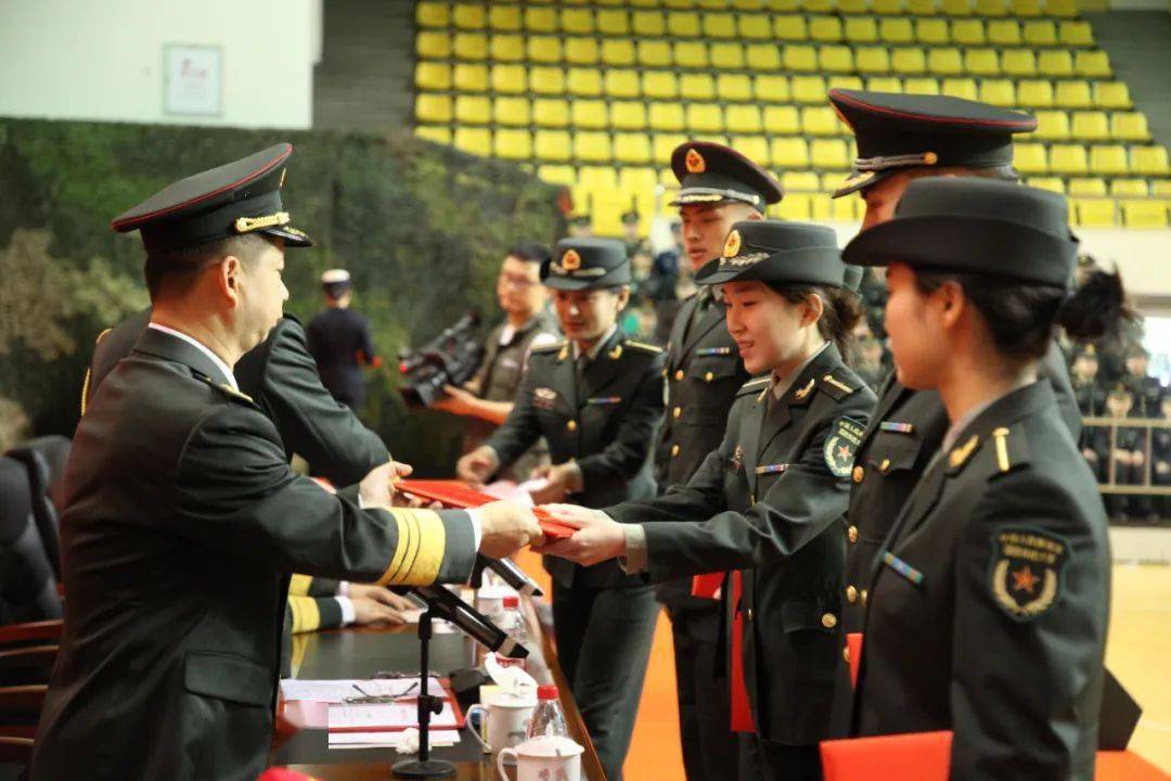 授衔仪式在学校体育馆举行直读研究生军官学员授予军衔仪式国防科技