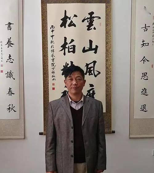 这个苦练书法40年的男子名叫丁祥红,从8岁开始练习书法.