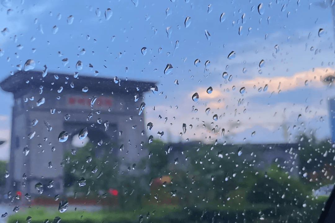 一整片乌云慢慢逼近巩义 吞没高楼大厦,场面震撼 燕子低飞,大雨将至