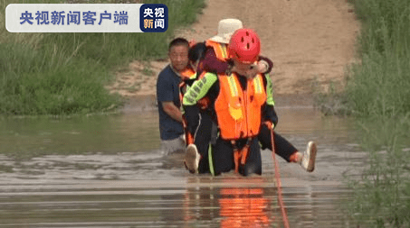内蒙古降雨引发山洪及城市内涝 人车被困 救援人员成功营救