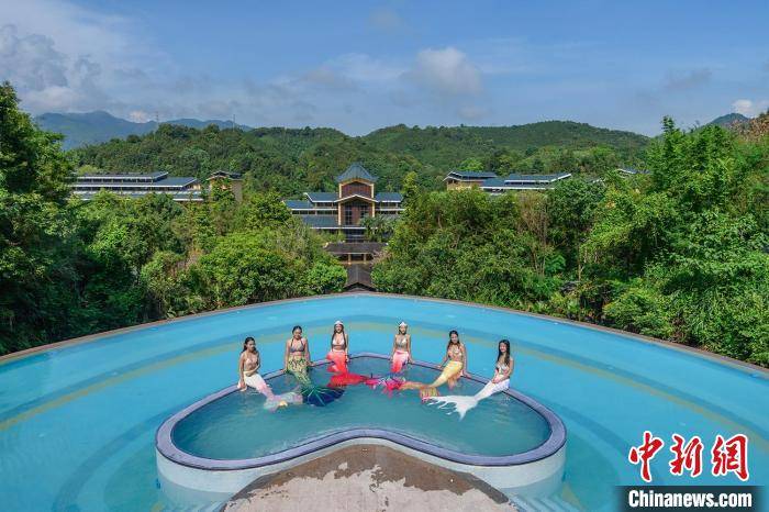地派温泉方面表示,该泳池将计划挑战申报世界最大的悬空