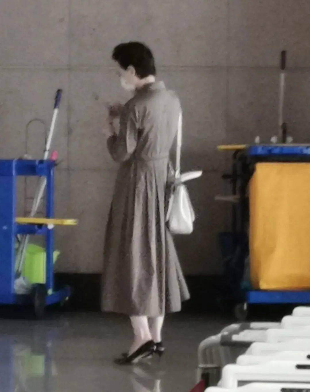 在机场拍到的杨澜,穿风衣裙踩双高跟鞋,驼着背也比普通人优雅!
