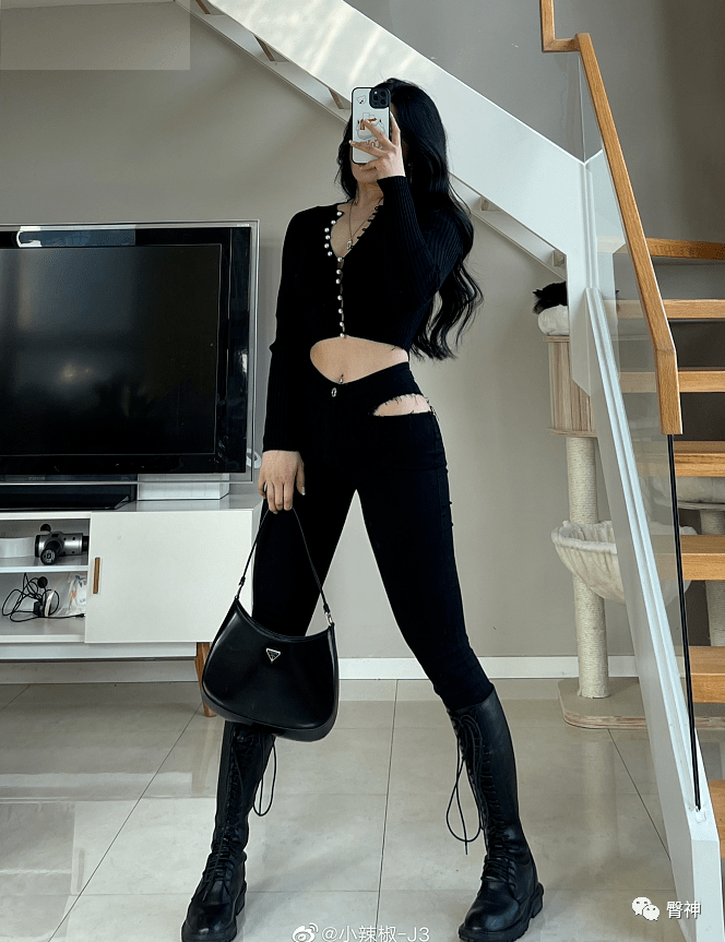 比蛮腰上清晰可见的马甲线, 在这"细腰带"的衬托下,  小姐姐的腰线
