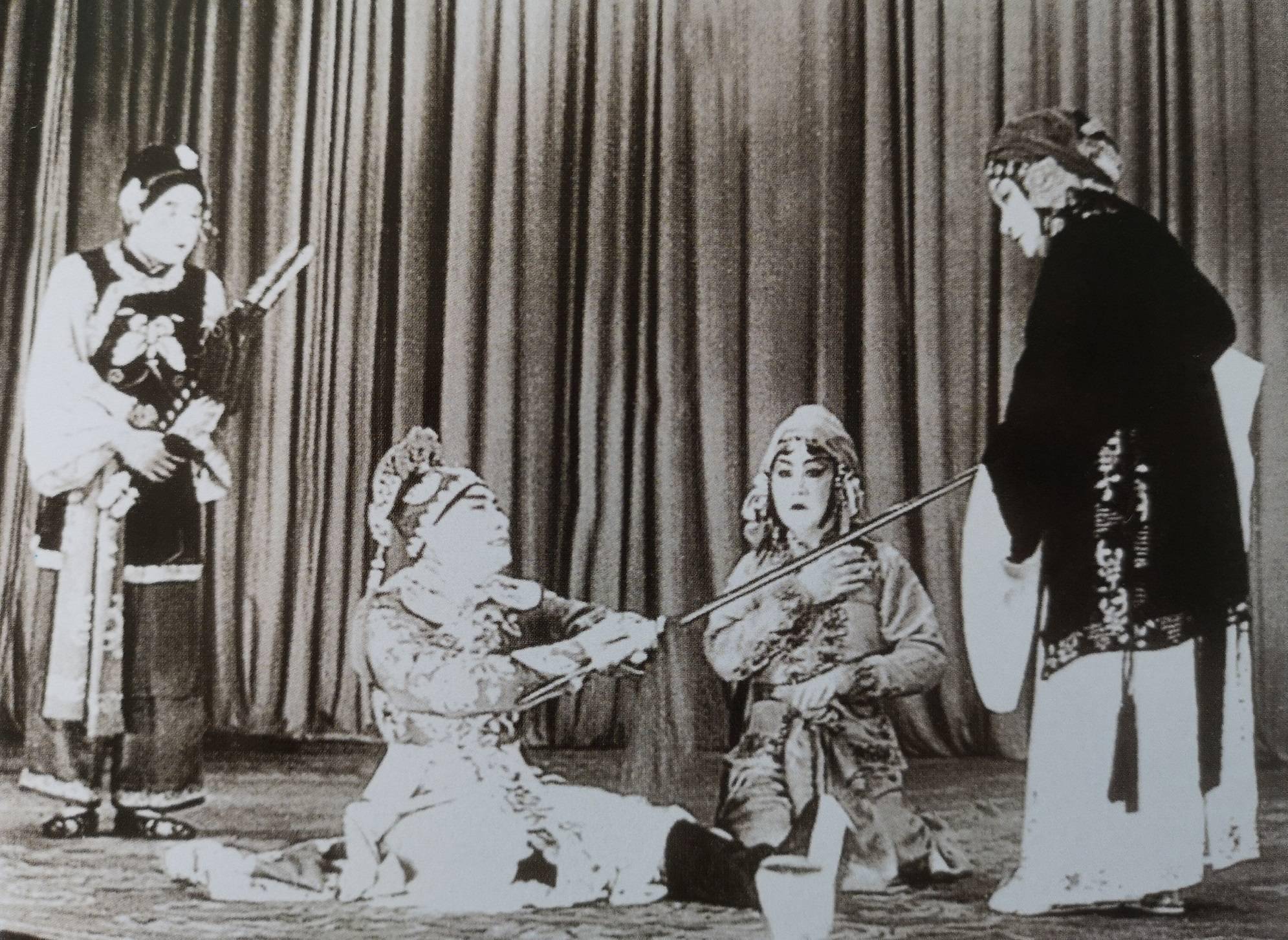 荀慧生,叶盛兰,尚小云1957年元月合演《得意缘》剧照之二