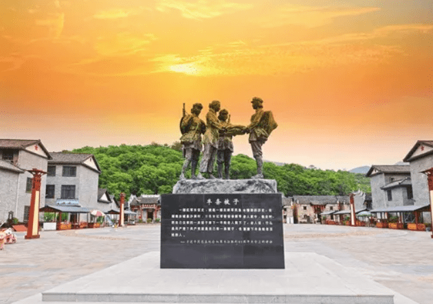 汝城县文明瑶族乡沙洲村广场上的"半条被子"雕塑